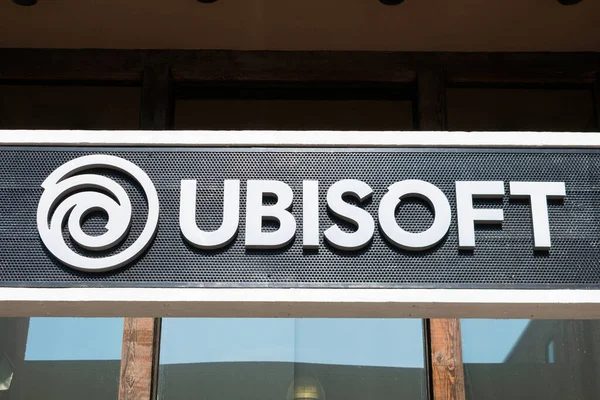 Ubisoft标志和签名在Ubisoft Entertainment Sa办公室入口处上方 Ubisoft是一家总部位于美国加州蒙特勒 旧金山的法国电子游戏公司 — 图库照片