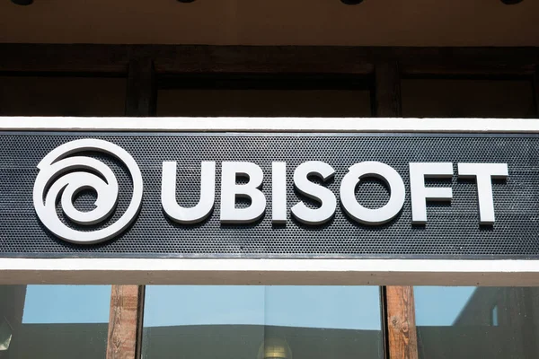 Ubisoft Logo und Schild über dem Eingang zum Büro von Ubisoft Entertainment SA. Ubisoft ist ein französisches Videospielunternehmen mit Hauptsitz in Montreuil - San Francisco, Kalifornien, USA - 2020 — Stockbild Ubisoft Logo Und Schild Über Dem Eingang Zum Büro Von — Stockfoto