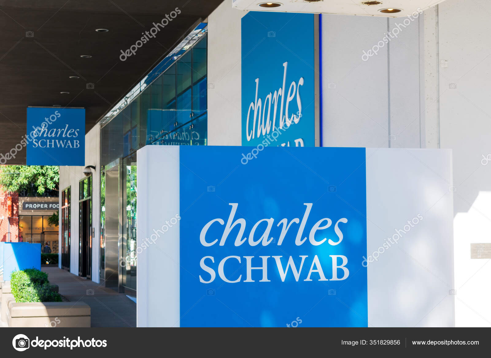 Charles Schwab Sign Headquarters Charles Schwab Corporation American Bank  Stock — Stock Editorial Photo © MichaelVi #351829856