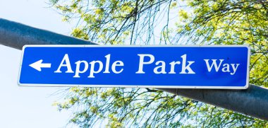 Apple Park Yolu tabelası, ziyaretçileri Apple Park 'a yönlendiriyor. Kampüs Apple Inc. 'in merkez binasıdır, One Apple Park Way - Cupertino, Kaliforniya, ABD - 2020