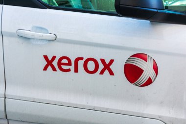 Müşteri yerine park etmiş servis aracının kapısındaki fotokopi ve logo - San Francisco, California, ABD - 2020