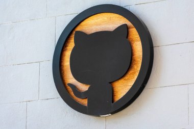 GitHub logosu, Octocat, San Francisco genel merkezinde. Bir Microsoft yan kuruluşu olan GitHub, Git - San Francisco, Kaliforniya, ABD - 2020 kullanarak yazılım geliştirme sürüm kontrolüne ev sahipliği yapar.