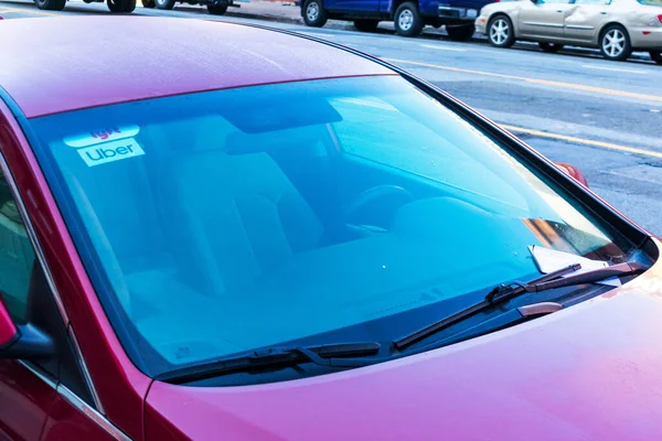 Lyft Uber Amblem Çıkartmaları Arabanın Camının Altında Cam Sileceği Altında — Stok fotoğraf