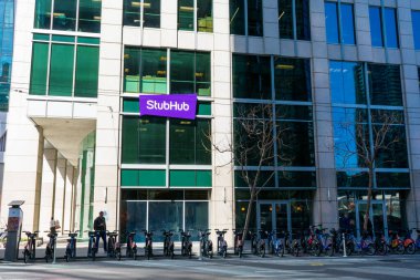 Lyft 'in bisiklet istasyonu Bay Wheels' e StubHub HQ 'nun önünde bisiklet yardımı yapıyor. StubHub, San Francisco, Kaliforniya, ABD 'de 2020 yılında kurulan bir bilet alım-satım şirketidir.