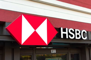 Bir banka şubesinde HSBC logosu. HSBC Holding plc, bir İngiliz çokuluslu yatırım bankası ve finans hizmetleri holding şirketi - Cupertino, Kaliforniya, ABD - 2020