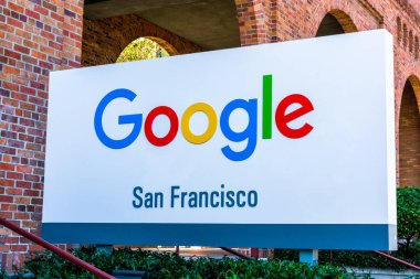 Google işareti ve logosu Embarcadero limanı açıklarında Google San Francisco şehir merkezi kampüs yakınında sergilenmektedir - San Francisco, California, Usa - 2020
