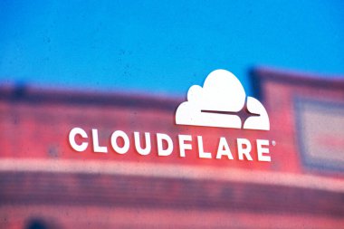 Başlangıç merkezinin kapısında işaret fişeği ve logo var. Cloudflare, Inc. (Cloudflare, Inc.), San Francisco, California, Usa - 2020