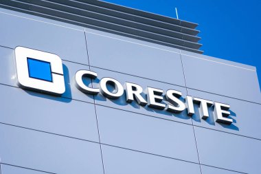 Silikon Vadisi 'nde bir yerde kornezit işareti ve logo var. CoreSite Emlak Şirketi taşıyıcı-nötr veri merkezlerine yatırım yapıyor ve Santa Clara, CA, USA - 2020