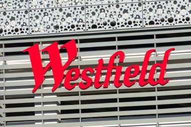 Westfield, Silikon Vadisi, San Jose, Kaliforniya, ABD - 2020 'de Westfield Valley Panayırı' ndaki lüks bir alışveriş merkezinin ön cephesine imza atmış.