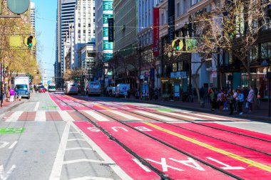San Francisco, Kaliforniya, ABD - Şubat 2020 'de SFMTA' nın en işlek caddede özel araçları kısıtlaması sonrasında arabasız pazar caddesi görüldü.
