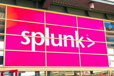 Dışarıdaki reklam panolarında geniş bir Splunk tabelası var. Splunk Inc, makine tarafından üretilen büyük verileri aramak, izlemek ve analiz etmek için yazılım üretir - San Francisco, California, ABD - 2020