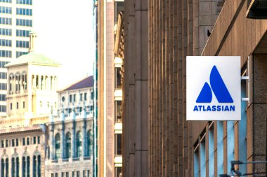 Avustralyalı yazılım şirketinin genel merkezindeki Atlassian logosu. Atlassian yazılım geliştirme, proje yönetimi ve içerik yönetimi için araçlar geliştirir. - San Francisco, Kaliforniya, ABD - 2020