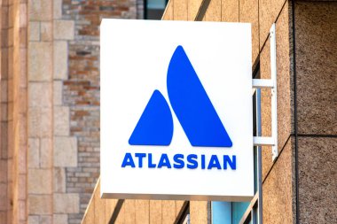 Avustralyalı yazılım şirketinin genel merkezindeki Atlassian logosu. Atlassian yazılım geliştirme, proje yönetimi ve içerik yönetimi için araçlar geliştirir. - San Francisco, Kaliforniya, ABD - 2020