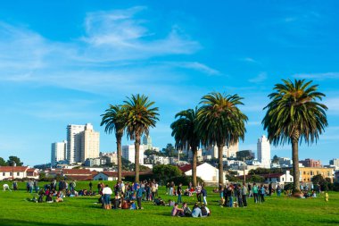 Güneşli kış gününün tadını çıkaran insanlarla dolu Great Meadow Park manzarası. Arka planda San Francisco siluetinin muhteşem manzarası - San Francisco, California, ABD - Şubat, 2020