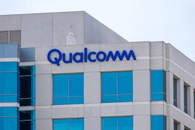 Silikon Vadisi 'ndeki Qualcomm şirketinin ofisi. Qualcomm Incorporated, San Jose, CA, USA - 2020 yılında kurulan çok uluslu yarı iletken ve telekomünikasyon ekipman şirketidir.