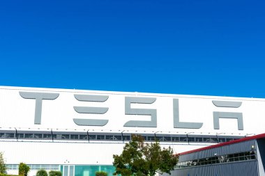 Tesla Factory 'nin dış duvarında büyük Tesla logosu, Silikon Vadisi' ndeki otomobil üretim tesisi - Fremont, CA, USA - 2019