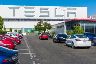 Tesla logosu Tesla Factory 'nin dış duvarında sergileniyor, Silikon Vadisi' ndeki otomobil üretim tesisi - Fremont, CA, USA - 2019