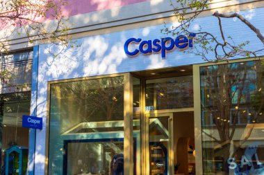 Casper Uyku Dükkanı 'ndaki Casper tabelası. Casper Sleep, internet üzerinden ve perakende satış yerleri San Jose, Kaliforniya, ABD - 2020