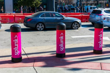 Splunk yazılım şirketinin reklamı yaya güvenlik direklerine, cadde boyunca yayılara - San Francisco, California, ABD - 2020