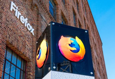 Firefox tarayıcı logosu, kar amacı gütmeyen Mozilla Vakfı 'nın şehir merkezindeki San Francisco, Kaliforniya, ABD' deki ofis girişine yakın.