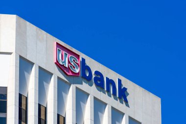 ABD Merkez Bankası, mavi gökyüzü altındaki ana şube binasının tepesinde - San Francisco, California, ABD - 2020