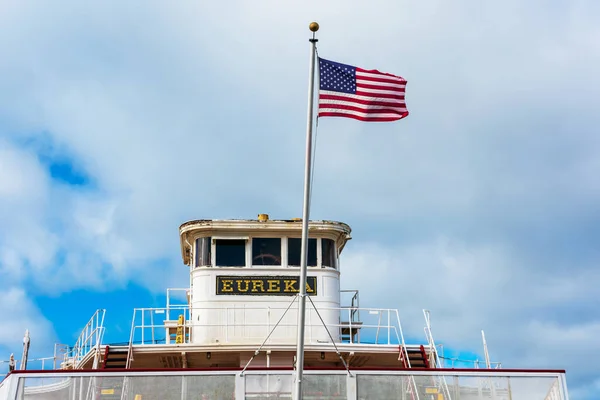Flagge Der Vereinigten Staaten Weht Wunderschön Wind Über Dem Brückendeck — Stockfoto