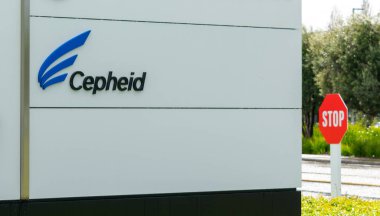 Şirket karargahında Cepheid imzası. Cepheid Inc, Santa Clara, Kaliforniya, ABD 'li bir moleküler teşhis şirketidir.