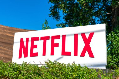 Netflix imzası Silikon Vadisi 'ndeki şirket merkezinde. Netflix, Inc., ABD 'nin Kaliforniya eyaletinin Los Gatos şehrinde faaliyet gösteren bir medya hizmet sağlayıcısıdır.