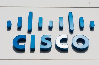 Cisco logosu Silikon Vadisi 'ndeki Cisco merkez kampüsünün yanında. Mavi logo Golden Gate Köprüsü 'nün iki kulesini - San Jose, California, Usa - 2020