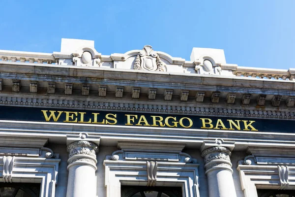 Подпись Уэллса Фарго Банка Историческом Комплексе Штаб Квартиры Wells Fargo — стоковое фото