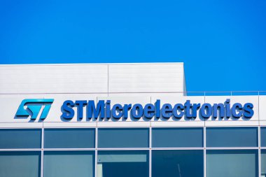Silikon Vadisi ofisindeki STMicroelectronics imzası. Merkezi Cenevre, İsviçre 'de bulunan Fransız-İtalyan yarı iletken üretim şirketi Santa Clara, ABD - 2020