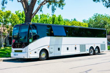 Van Hool tarafından yapılmış boş bir servis otobüsü yolcuları bekliyor. Silikon Vadisi yüksek teknoloji şirketleri çalışanlara sıklıkla bir banliyö hizmeti sunar - Mountain View, California, ABD - 2019