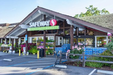 Safeway Community Market 'in dış cephesi. Eski Andronico mağazaları Berkeley, Los Altos ve San Anselmo 'da Safeway Community Markets olarak yeniden açıldı ve markalaştırıldı - Los Altos, California, ABD - 2019