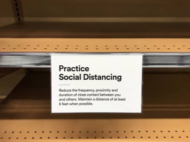 Sosyal Mesafe Uygulaması bir süpermarketteki boş raflardan birinde müşterilerin son derece bulaşıcı bir COVID-19 hastalığının yayılmasını önlemek için en az 2 metre mesafeyi korumalarını talep ediyor.