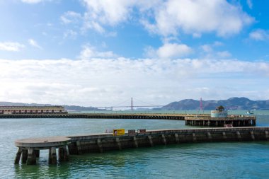 San Francisco Körfezi 'ndeki Sucul Parkı ve Belediye İskelesi manzarası. Golden Gate Köprüsü ve deniz manzaralı arka plan - San Francisco, California, ABD - 2020