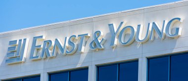 Ernst ve Young, Silikon Vadisi 'ndeki çok uluslu bir profesyonel hizmet bürosunun tepesinde San Francisco Körfez Bölgesi' nin yüksek teknoloji merkezi Redwood City, California, ABD - 2019