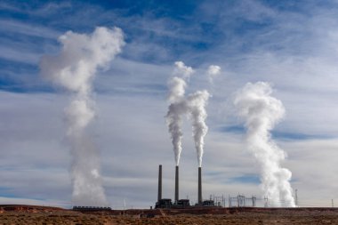 Fosil yakıt santrali, Arizona çölündeki güzel bulutlu gökyüzüne karbondioksit ve su buharı içeren zehirli duman yığınları yayıyor.