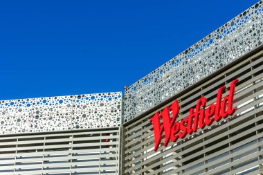 Westfield, Silikon Vadisi, San Jose, Kaliforniya, ABD - 2020 'de Westfield Valley Panayırı' ndaki lüks bir alışveriş merkezinin ön cephesine imza atmış.