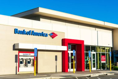 Bank of America şubesinin dış cephesi ve iki bankamatik makinesi var. Banka ofisinin kapalı girişine yakın erişilebilir park yerleri - San Jose, California, ABD - 2020