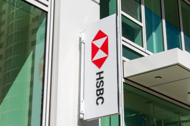 Bir banka şubesinde HSBC logosu. HSBC Holding plc, Britanya 'nın çok uluslu yatırım bankası ve finansal hizmetler holding şirketi San Francisco, Kaliforniya, ABD - 2020
