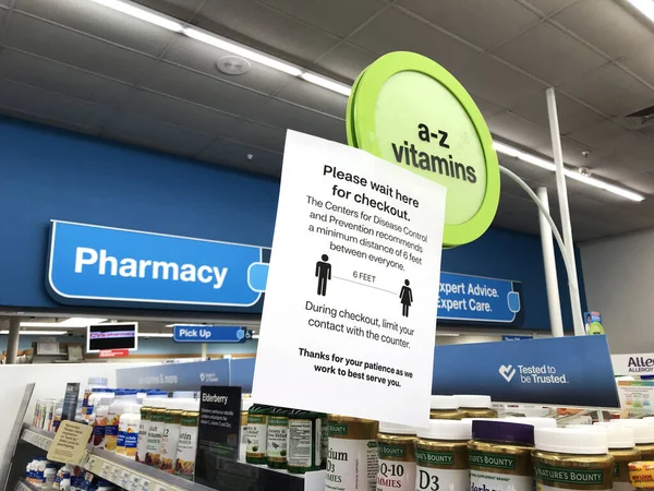 Eczanedeki sosyal uzaklık tabelası müşterilerin COVID-19 - San Jose, California, ABD - Mart 2020