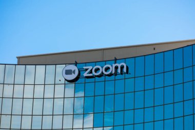 Silikon Vadisi 'ndeki başlangıç merkezinin yakınlaşma işareti ve logosu. Zoom Video Communications, San Jose, Kaliforniya, ABD - 2019 bulut bilgisayarlarını kullanarak uzak konferans hizmetleri sunan bir şirkettir.