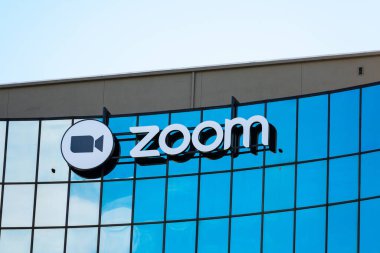 Silikon Vadisi 'ndeki başlangıç merkezinin yakınlaşma işareti ve logosu. Zoom Video Communications, San Jose, Kaliforniya, ABD - 2019 bulut bilgisayarlarını kullanarak uzak konferans hizmetleri sunan bir şirkettir.