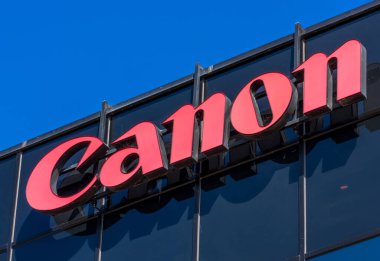 Canon Solutions America 'nın Silikon Vadisi' ndeki ana kampüsünün tepesinde. Canon Inc, çok uluslu bir Japon şirketidir - San Jose, Kaliforniya, ABD - 2020