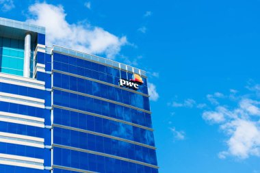 Silikon Vadisi 'nin en büyük şehrindeki şirket ofisinde PWC işareti görülüyor. PricewaterhouseCoopers, 