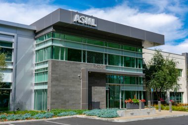 ASML karargahı Silikon Vadisi 'nde. Bir Hollanda şirketi olan ASML, yarı iletken endüstrisi için fotoğraf taşıma sistemleri dünyasının en büyük tedarikçisidir - San Jose, CA, USA - 2019