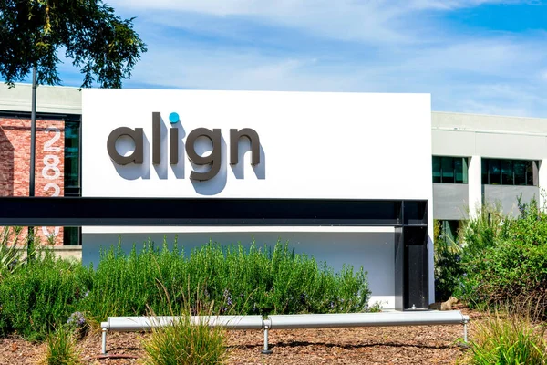 アメリカの医療機器会社Align TechnologyのHqでサインを合わせる 米国カリフォルニア州サンノゼ 2019 — ストック写真