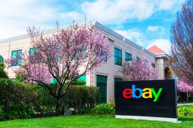Ebay merkez kampüsü Silikon Vadisi 'nde. eBay Inc. çok uluslu bir e-ticaret şirketidir - San Jose, California, ABD - 2020