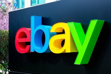 eBay logosu Silikon Vadisi 'ndeki eBay merkez kampüsünde. Kapat.. eBay Inc. çok uluslu bir e-ticaret şirketi - San Jose, California, ABD - 2020