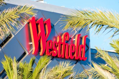 Westfield, Silikon Vadisi, San Jose, Kaliforniya, ABD - 2020 'de Westfield Valley Panayırı' ndaki lüks bir alışveriş merkezinin ön cephesine imza atmış.